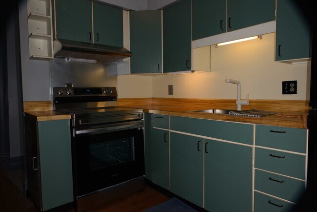 Building Photo - 804 Summit St