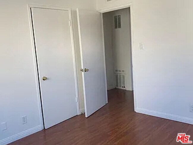 Building Photo - 832 S Gramercy Pl