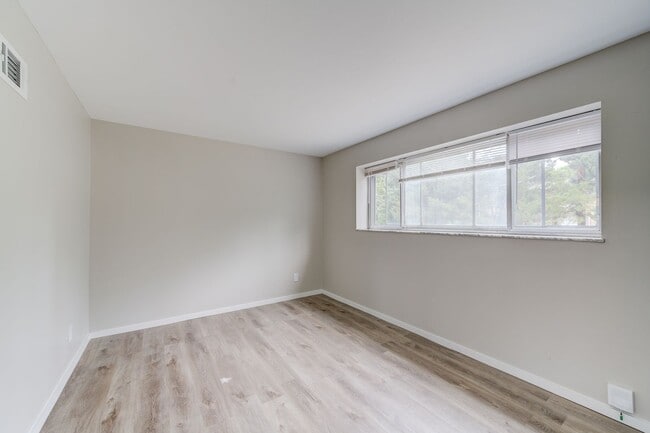 Building Photo - Updated 2 Bedroom Condo with a Move-In Spe...