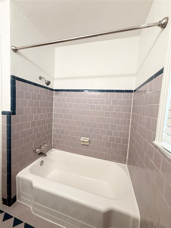 Building Photo - 1220 Chevy Chase Dr