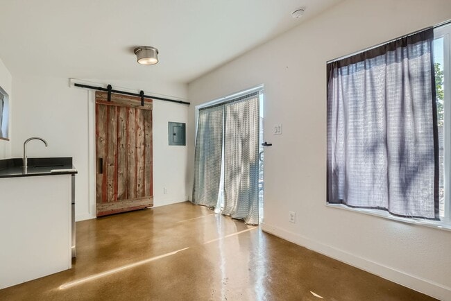 Building Photo - Home with Guest Suite