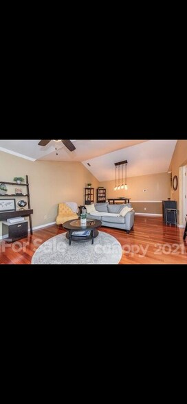 Building Photo - 3300 Selwyn Farms La