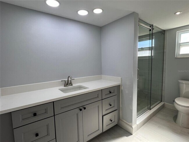 Building Photo - 8825 Bay Pointe Dr