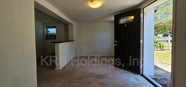 Building Photo - 927 Little Bay Ave