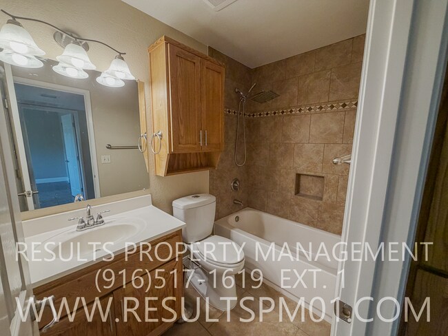 Building Photo - 5568 Hillsdale Blvd