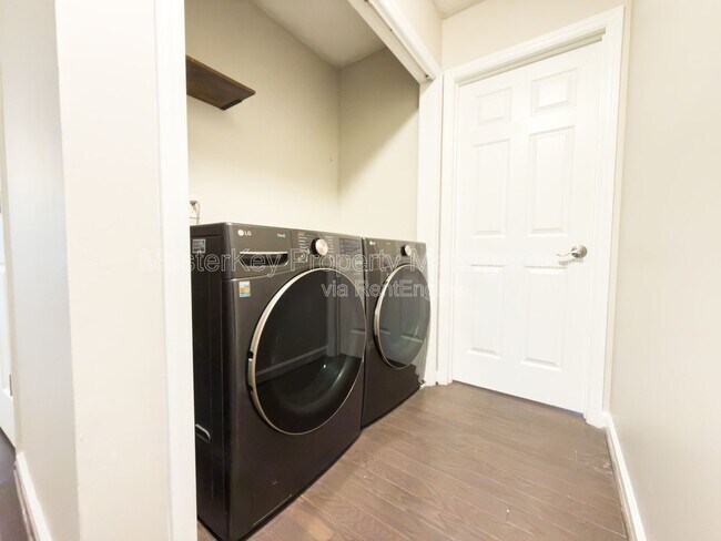 Building Photo - 251 Tillamook Dr