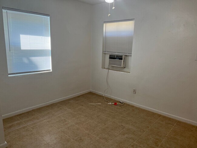 Building Photo - 873 Campus Cir