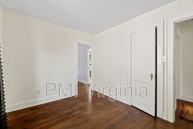 Building Photo - 858 W 47th St