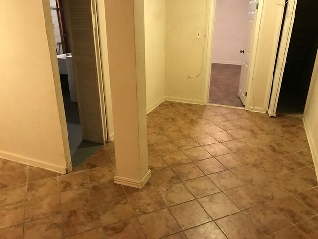 Building Photo - 5138 Clacton Ave