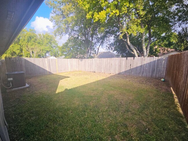 Building Photo - Perfect location in NRH!  Awesome duplex w...