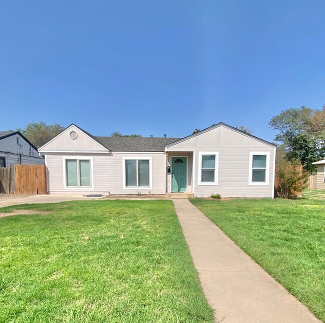 Primary Photo - Great 4 bed 2 bath in Medical district now...