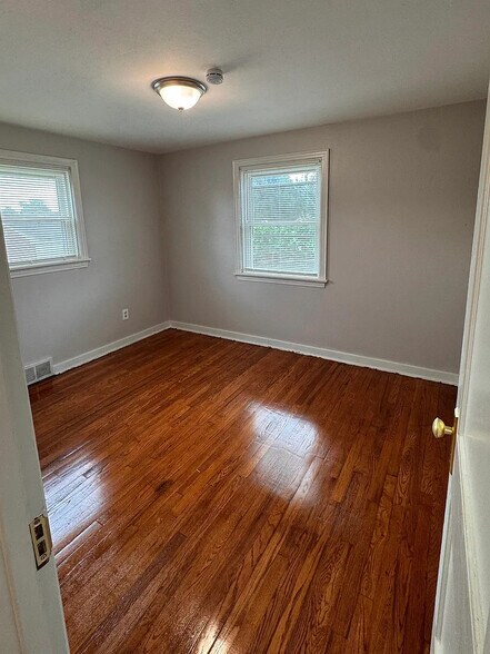 Building Photo - 52 Macek Dr