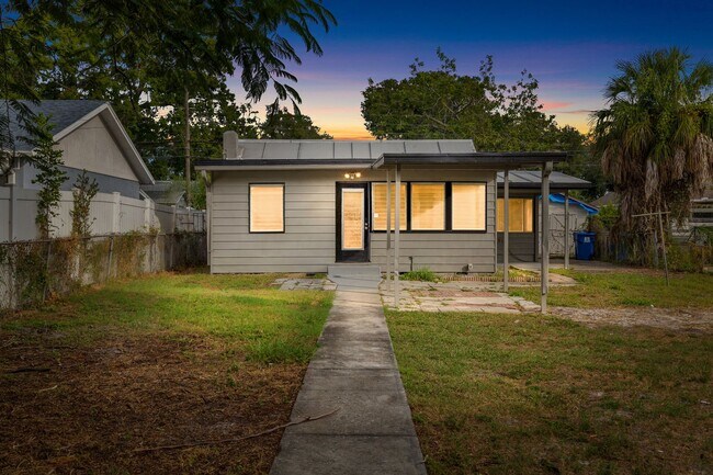 Primary Photo - $25 Drive by & Apply 2 Beds 2 Bath House * Large Living/Dining + Bonus Room and Yard** Move in by...