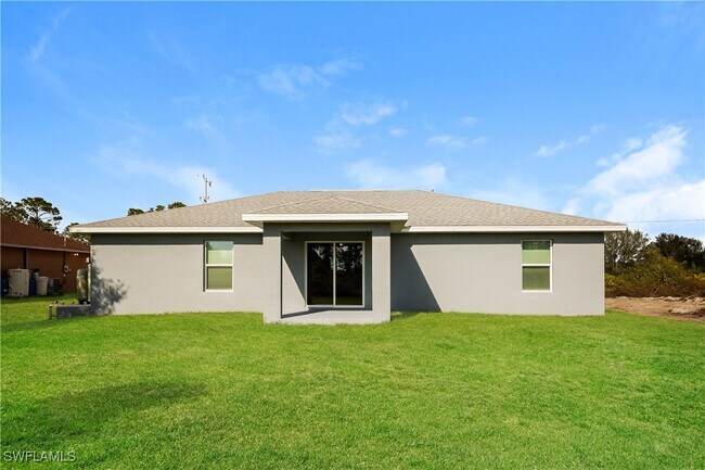 Building Photo - 858 Carbon St E