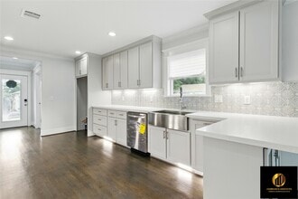 Building Photo - 522 Caplin St