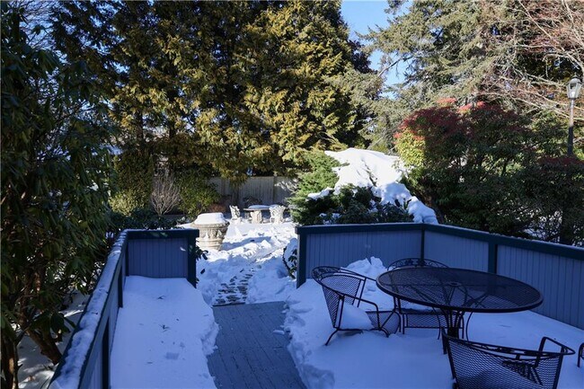 Building Photo - 6 Howe Ave