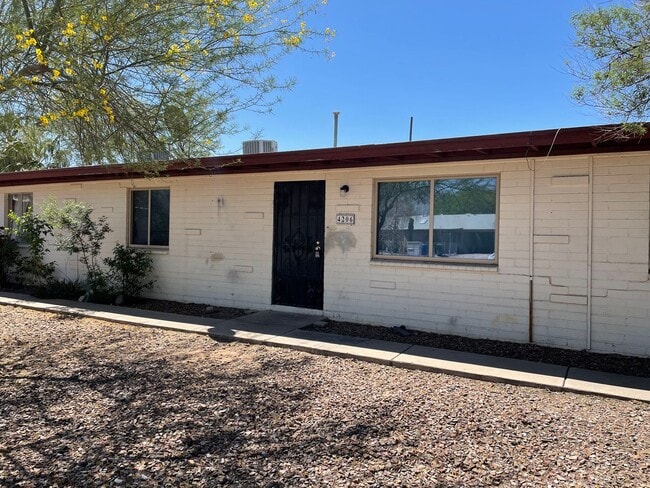 Building Photo - Central 2 bedroom 1 bath unit with Fenced ...