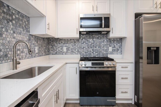 Building Photo - Newly Renovated 3bd/2ba Duplex Unit in Con...