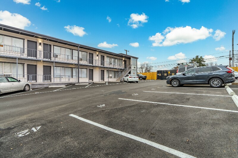 Building Photo - 1386 Court Ave