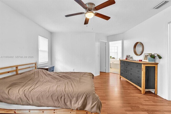 Building Photo - 2927 Bogota Ave