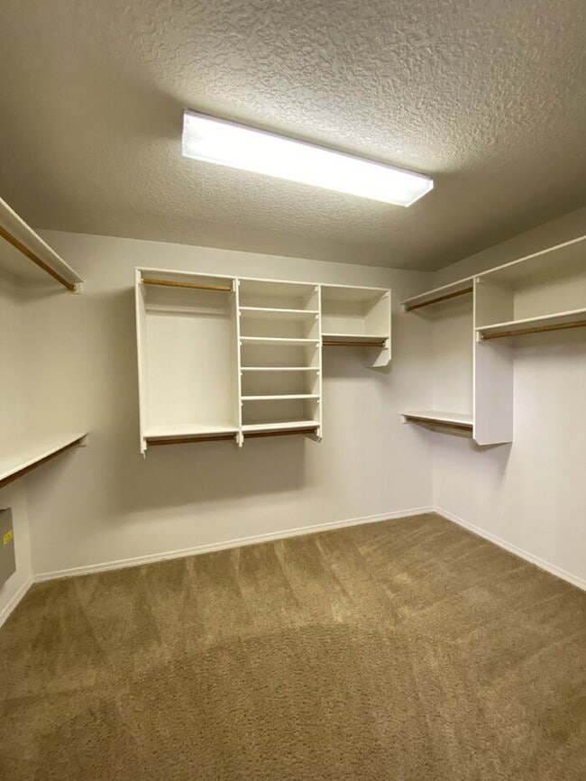 Building Photo - Large 5BR/2Story w/Balcony - Northern Meadows