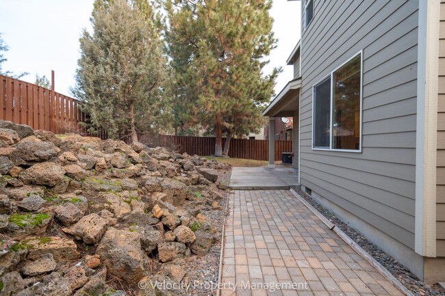 Building Photo - Desirable River Canyon Estates in SW Bend ...