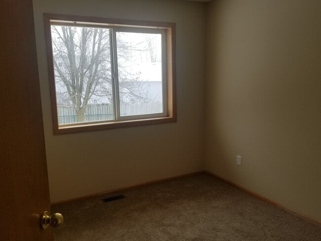 Building Photo - 5 Bedroom Multi-Level