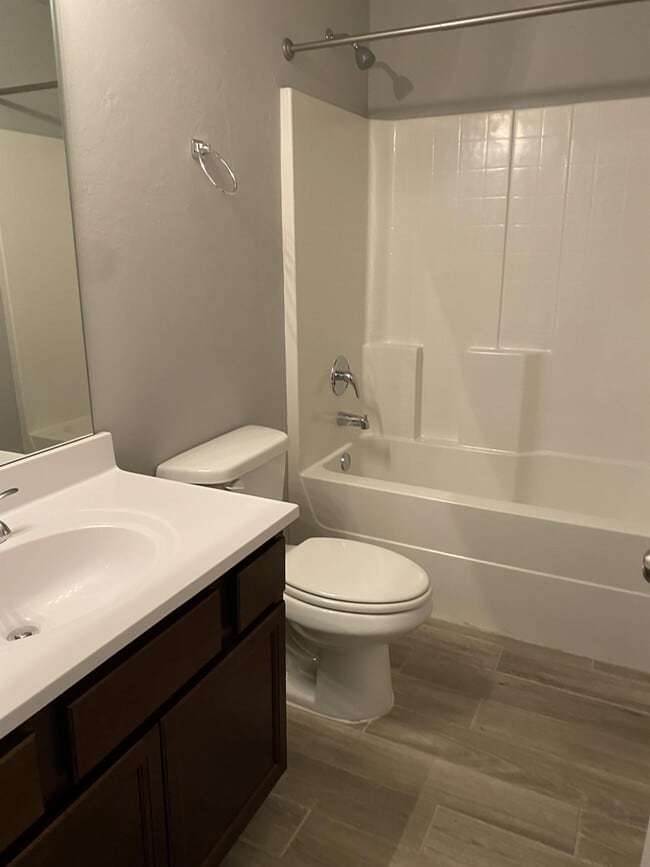 Building Photo - 10240 Hidden Village Dr