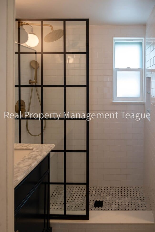 Building Photo - Beautiful Brownstone !