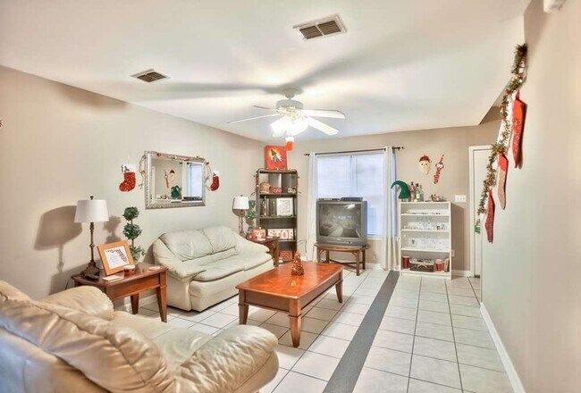 Building Photo - 4/3 House off of Bellevue! Available August 2026!