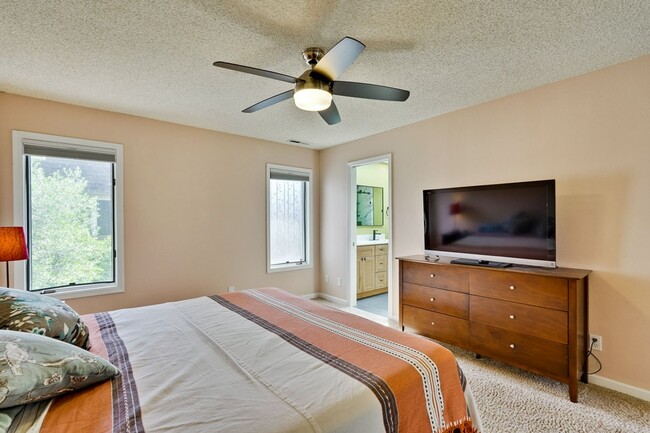 Building Photo - Large 3 Bed 2.5 Bath Townhome walking dist...