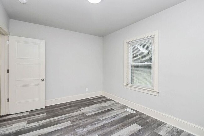 Building Photo - Charming 2BD/1BA Duplex Off West Blvd