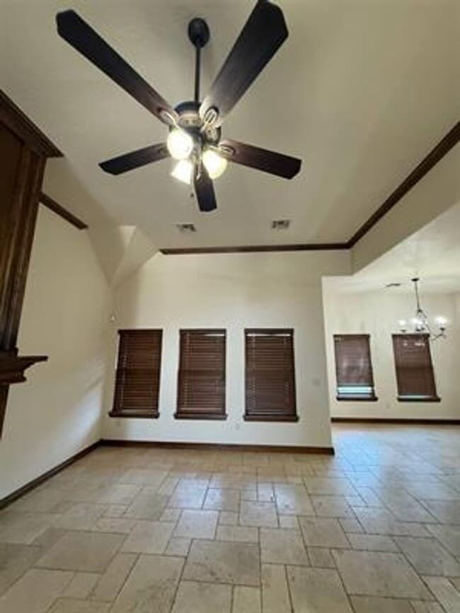Building Photo - Beautiful Home in desirable Location