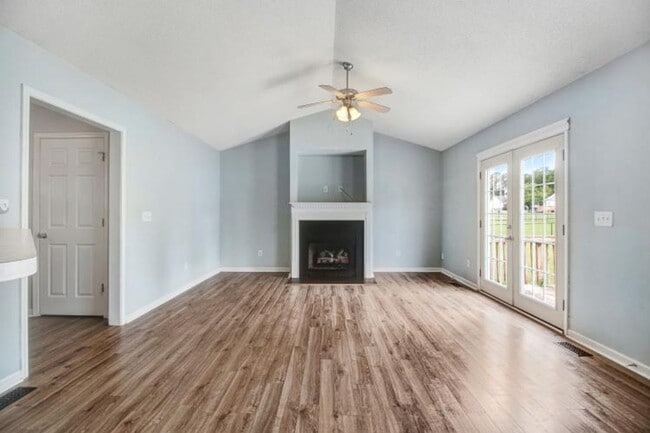 Building Photo - WONDERFUL 3 BR, 2 BA w/ attached garage *D...