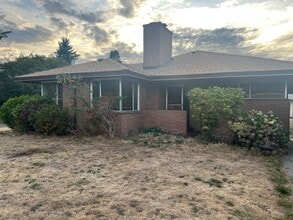 Building Photo - Charming home in a great neighborhood