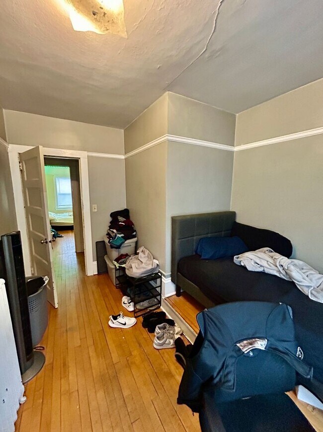 Building Photo - AVAILABLE JUNE 1ST -  Huge 6 Bed 2.5 Bath Home Close to campus!