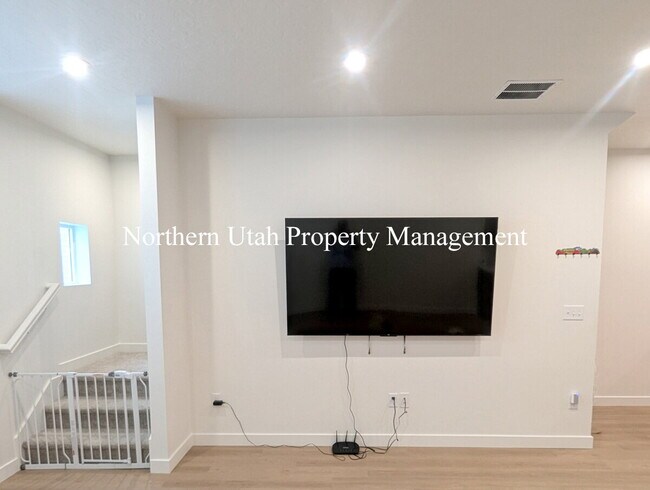 Building Photo - New 3 Bed 3 Bath Townhome