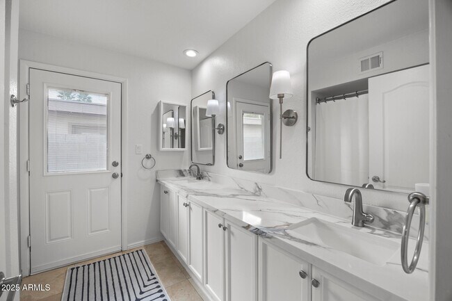 Building Photo - 8649 N Willowrain Ct