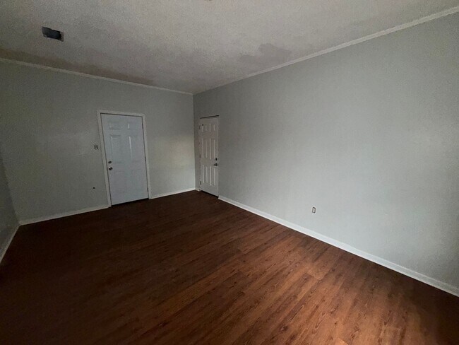 Building Photo - 5 bedrooms 2 baths