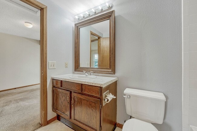 Building Photo - Move-In Ready Townhome with Garage & Great Amenities!