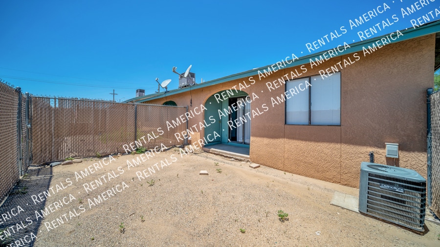 Building Photo - 1366 N Riverview Blvd