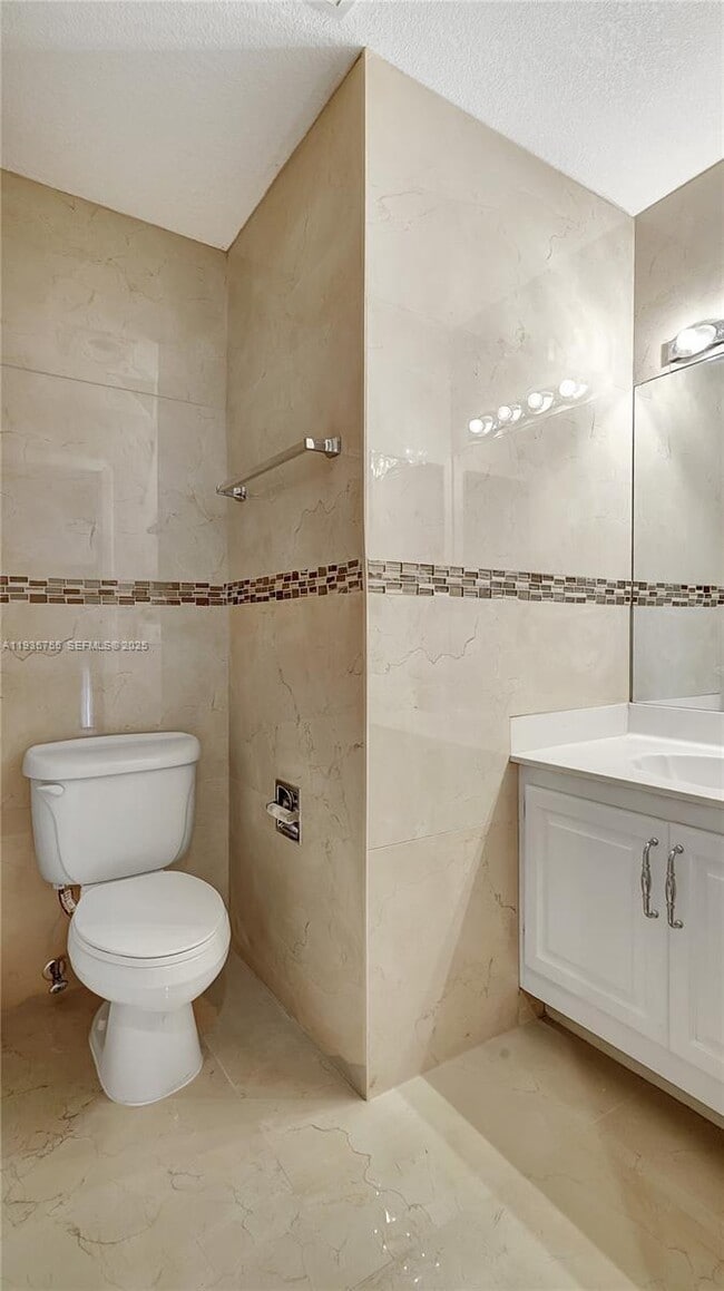 Building Photo - 205 Dunwoody Ln