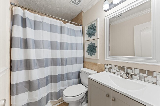 Building Photo - 19251 Hopeview Ct