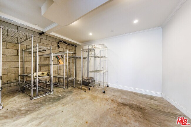 Building Photo - 3225 Greenfield Ave