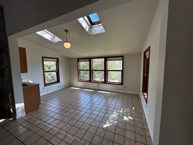 Building Photo - Spacious 4 bedroom, 3 bathroom home