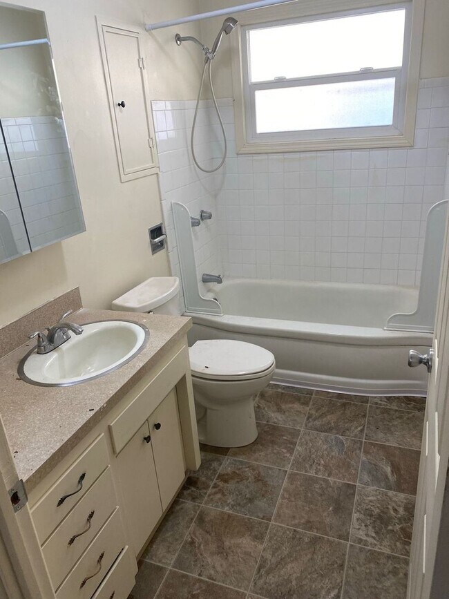 Building Photo - (487) 25th Street Duplex - 2 Bedroom / 1 B...