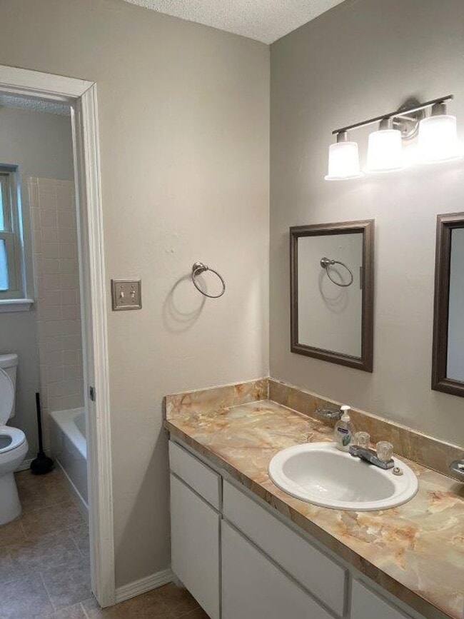 Building Photo - 3 bed 2 baths in Lawton! Cute and cozy hug...