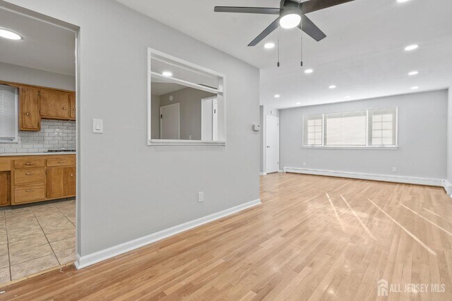 Building Photo - 382 Cator Ave