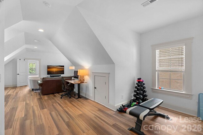 Building Photo - 3813 Lakeside Dr