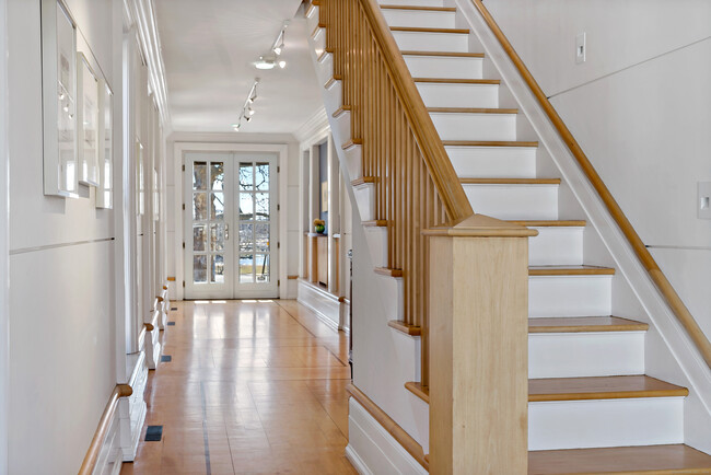 Building Photo - 2 Sachem Rd